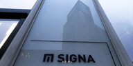 Das Logo des Immobilienunternehmens Signa ist an der Fassade eines Hochhauses am Berliner Sitz der Firma angebracht