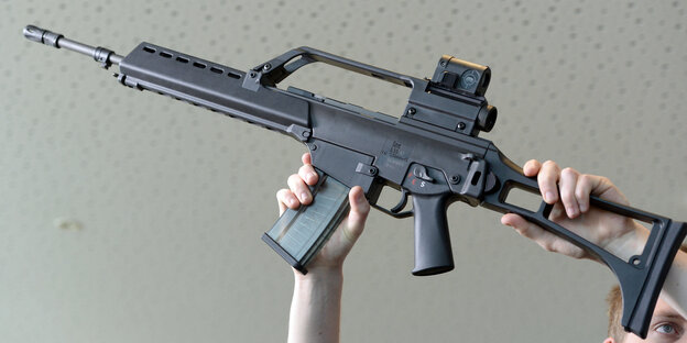 Ein in die Höhe gehaltenes Gewehr Ein in die Höhe gehaltenes Gewehr