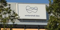 Das Wintershall Logo an einem Bürogebäude
