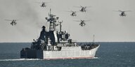 Das russische Kriegsschiff „Nowotscherkassk“ und Hubschrauber bei einem Manöver im Jahr 2021