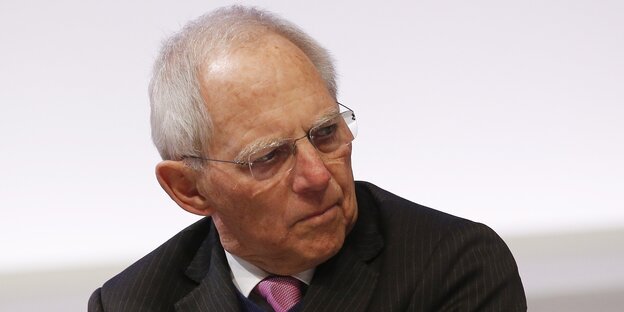 Wolfgang Schäuble blickt zur Seite