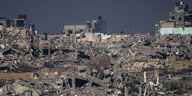Zerstörte Gebäude im Gazastreifen, vom Süden Israels aus gesehen