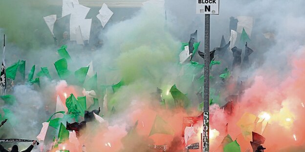 Beim Derby zwischen Preußen Münster und dem VfL Osnabrück am 7. Februar 2015 zünden Münsteraner Fans Bengalische Feuer im Fanblock auf der Tribüne. Beim Derby zwischen Preußen Münster und dem VfL Osnabrück am 7. Februar 2015 zünden Münsteraner Fans Bengalische Feuer im Fanblock auf der Tribüne.