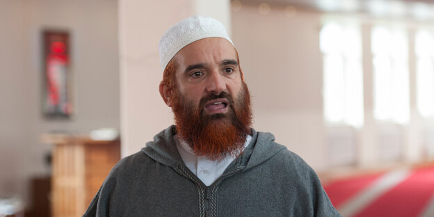 Der unter Verdacht stehende Imam im Gebetsraum der Moschee zsr Der unter Verdacht stehende Imam im Gebetsraum der Moschee zsr