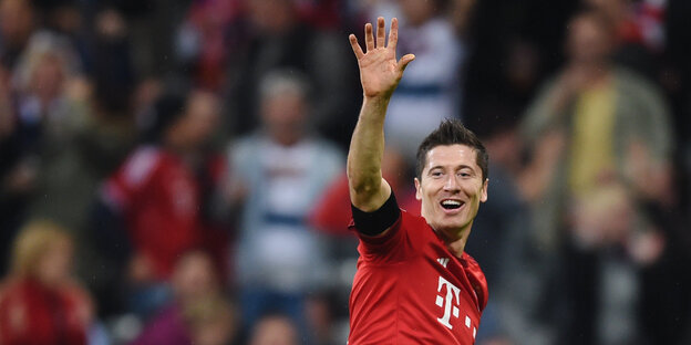 Robert Lewandowski hebt die Hand Robert Lewandowski hebt die Hand