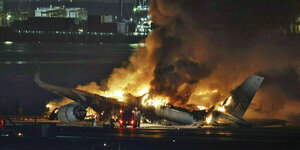 Ein brennendes Flugzeug bei Nacht