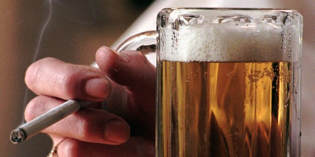 Eine Zigarette und ein Glas Bier Eine Zigarette und ein Glas Bier