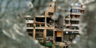 Blick auf ein Gebäude, in dem sich einen Tag zuvor eine Explosion in einem Büro der Hamas ereignet hat.
