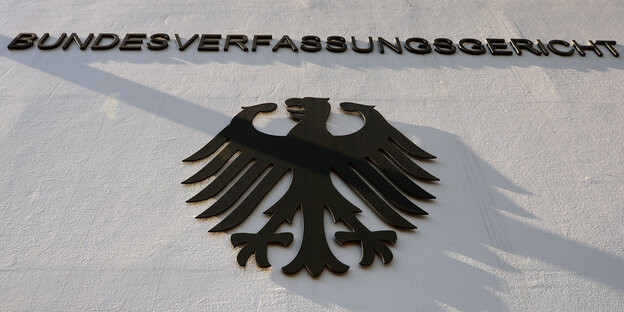 Ein Bundesadler an einer Hauswand, darüber der Schriftzug „Bundesverfassungsgericht“. Ein Bundesadler an einer Hauswand, darüber der Schriftzug „Bundesverfassungsgericht“.