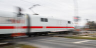 Ein ICE der Deutschen Bahn passiert auf der Strecke Hildesheim - Berlin einen Bahnübergang