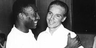 Auf einer alten Schwarz-weiß-Aufnahe von 1970 umarmt Pelé Mario Zagallo