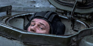 Ein Soldat an der Front nahe Charkiv lugt aus einem Panzer raus