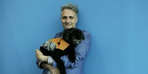 Portrait von Andreas Weber mit einem Hund im Arm
