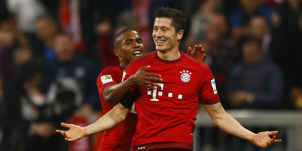 Robert Lewandowski bejubelt mit Douglas Costa eines seiner fünf Tore. Robert Lewandowski bejubelt mit Douglas Costa eines seiner fünf Tore.