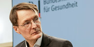 Karl Lauterbach (SPD), Bundesminister für Gesundheit, schaut zur Seite auf einer Pressekonferenz