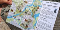 Ein Stadtplan zeigt auf, wo Waldmops-Skulpturen in Loriots Geburtsstadt Brandenburg an der Havel stehen