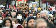 Teilnehmer einer Demonstration gegen Rechts mit Schildern: Nazis raus