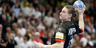 Nationalspieler Juri Knorr hält den Handball in der rechten Hand und springt zum Wurf