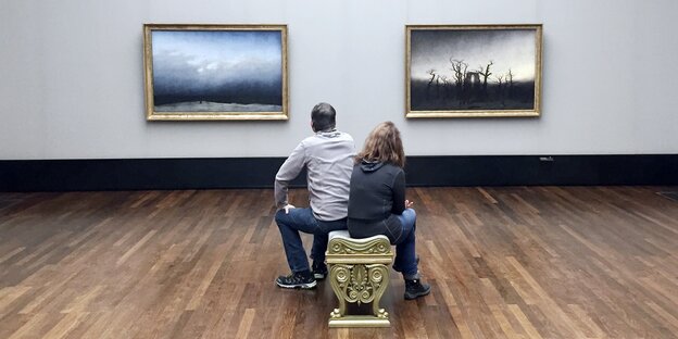 Ausstellungsbesucher betrachten Bilder von Caspar David Friedrich