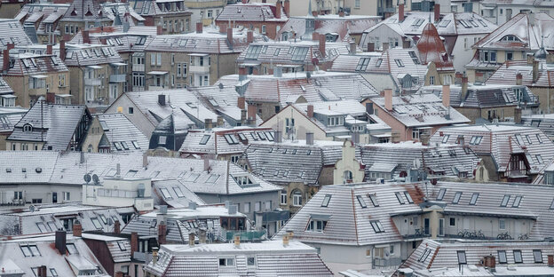 In Stuttgart sind Dächer von Häusern leicht mit Schnee bedeckt.