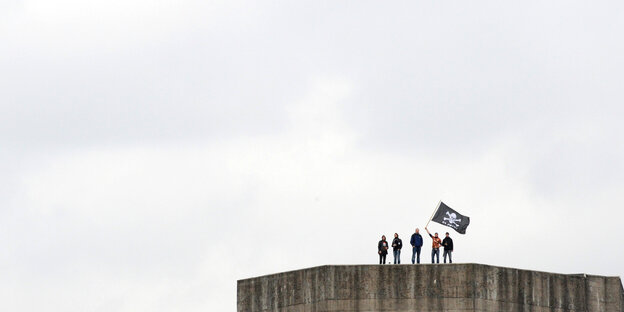 Menschen mit einer Totenkopfflagge auf dem Hochbznker auf dem Hamburger Heiligengeistfeld