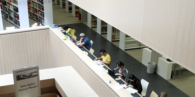Studenten arbeiten in der Bibliothek der Universität Darmstadt Studenten arbeiten in der Bibliothek der Universität Darmstadt
