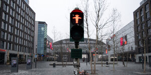 Der Platz vor der Mercedes-Benz-Arena in Berlin ist menschenleer, eine Fußgängerampel zeigt Rot