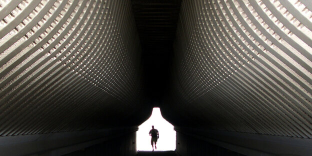 Eine Person in einem Tunnel