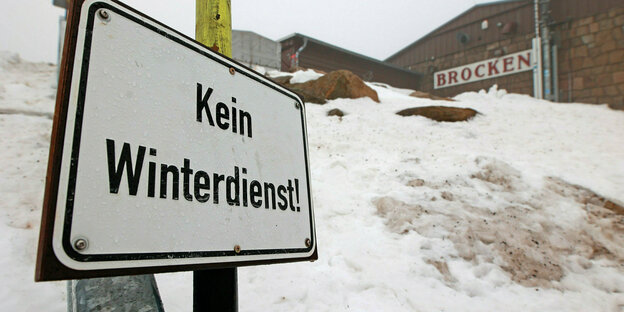 Sign in the snow with the inscription. 