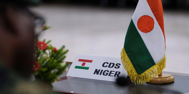 The flag of Niger on a table.