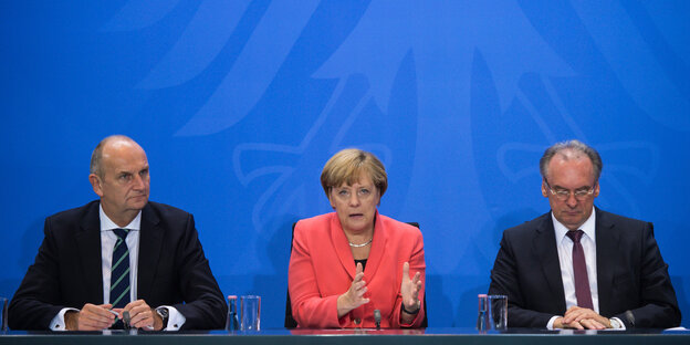 Brandenburgs Ministerpräsident Dietmar Woidke, Kanzlerin Angela Merkel und Sachsens Landeschef Reiner Haseloff Brandenburgs Ministerpräsident Dietmar Woidke, Kanzlerin Angela Merkel und Sachsens Landeschef Reiner Haseloff
