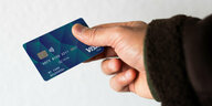 Eine Bezahlkarte in einer Hand.