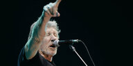 Roger Waters bei einem Konzert am Mikrofon.
