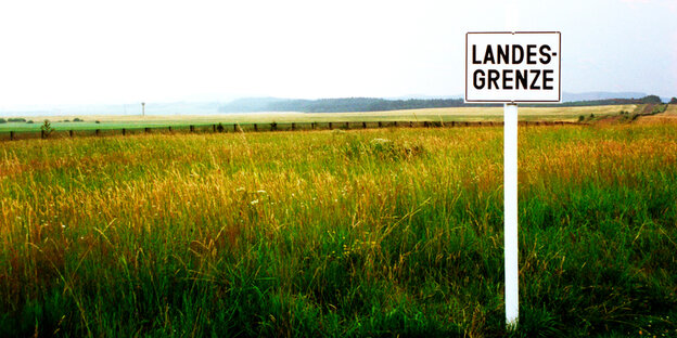 Schild mit Aufschrift Landesgrenze Schild mit Aufschrift Landesgrenze