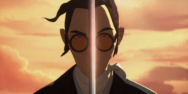 Anime-Bild: Eine Frau mit orangefarbener Brille hält ein Schwert vor ihrem Gesicht.