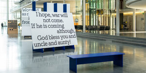 Eine Schautafel mit Text: "I hope war will not come. If he is coming although, God bless you and uncle and aunty!"