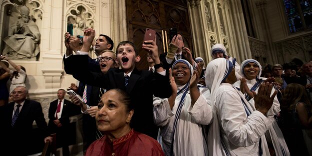 Menschen in der St.-Patrick-Kathedrale und bejubeln den Papst. Menschen in der St.-Patrick-Kathedrale und bejubeln den Papst.