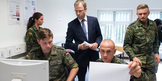 Senator Czaja mit Soldaten Senator Czaja mit Soldaten