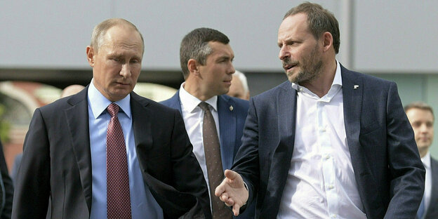 Putin talks to a Russian businessman.