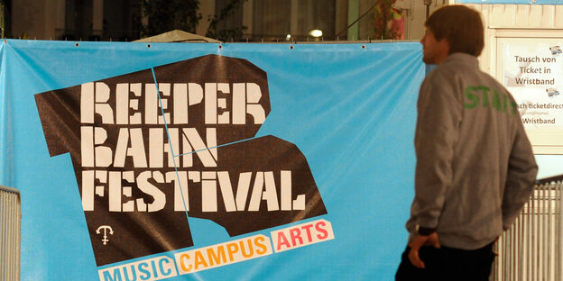 Mensch vor einem Festivalbanner. Mensch vor einem Festivalbanner.