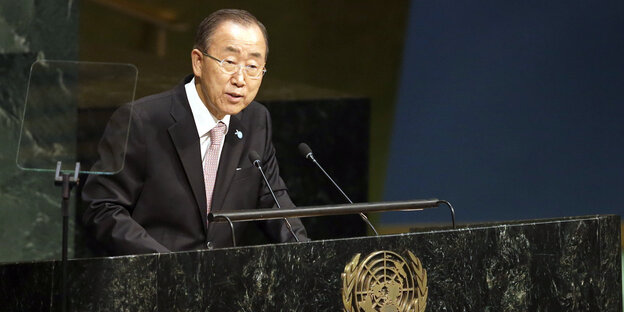 UN-Generalsekretär Ban Ki-moon spricht auf einem Podium UN-Generalsekretär Ban Ki-moon spricht auf einem Podium
