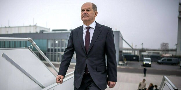 Olaf Scholz boards a plane to fly to the United States with a determined expression