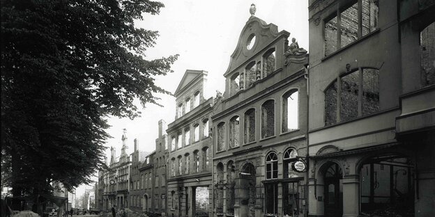 Die Fassade des Buddenbrook-Hauses in Lübeck kurz nach dem 2. Weltkrieg