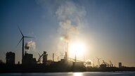Das Bremer Stahlwerk bei Sonnenaufgang; das Stahlwerk soll in den nächsten Jahren auf Wasserstofftechnologie umgebaut werden