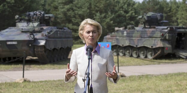 Verteidigungsministerin Ursula von der Leyen spricht in ein Mikrofon Verteidigungsministerin Ursula von der Leyen spricht in ein Mikrofon
