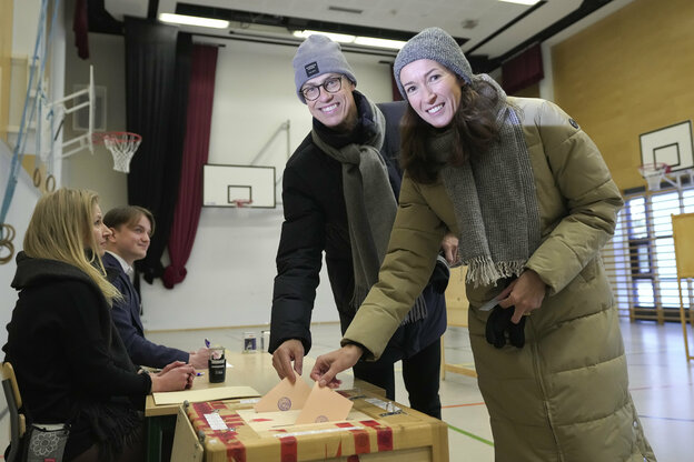 Alexander Stubb and his wife Suzanne Innes-Stubb casting their vote.