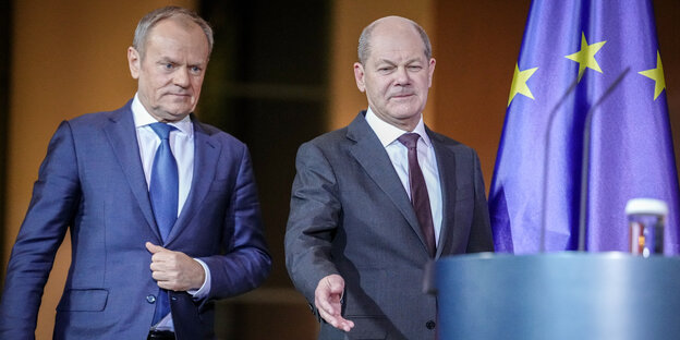 Donald Tusk, Polish Prime Minister and Federal Chancellor Olaf Scholz give a press conference in the Federal Chancellery, behind them a European flag can be seen