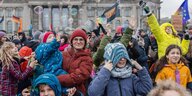 Menschen demonstrieren vor dem REichstag in Berlin