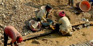 Arbeiter, darunter Frauen und Kinder in einer Kobaltmine in Kongo