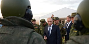 Wladimir Putin umringt von russischen Soldaten